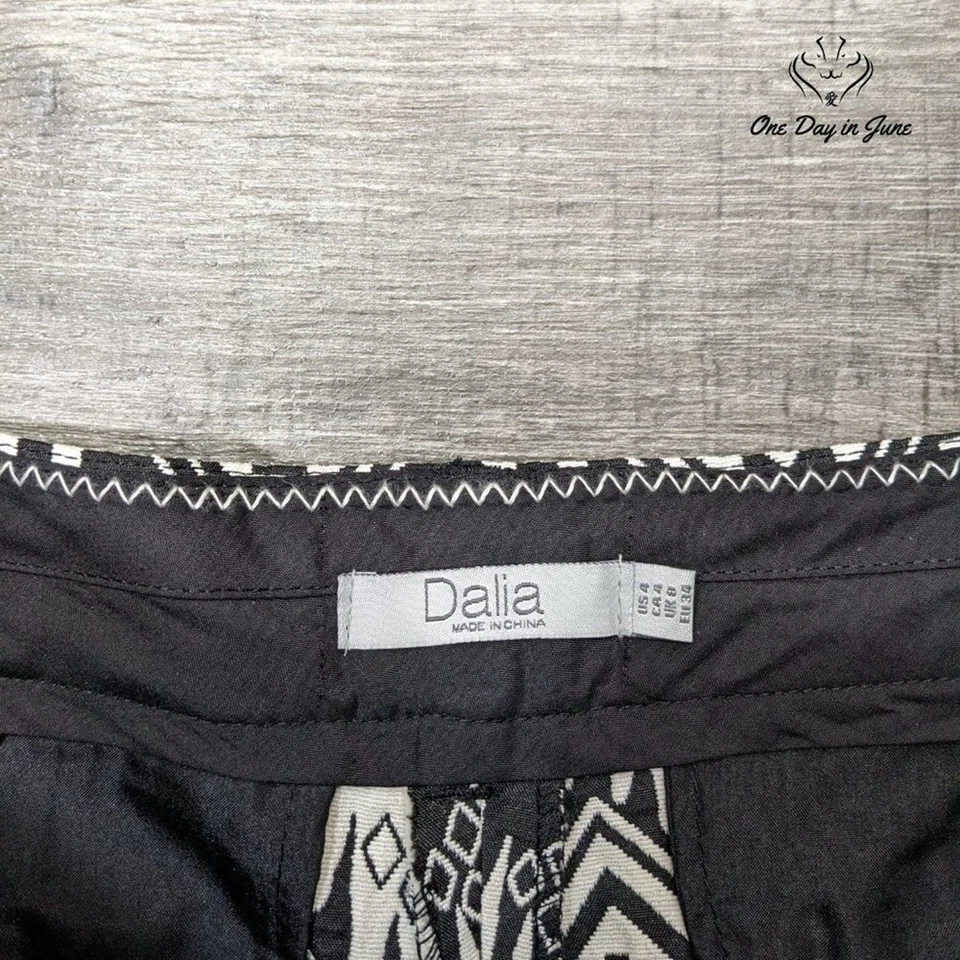 Dalia Collection Geometric Chino Shorts Size 4 - Image 2 of 4