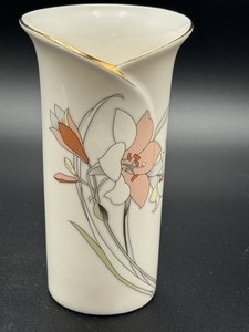 Yamaji Japanese porcelain vase from the 1980s