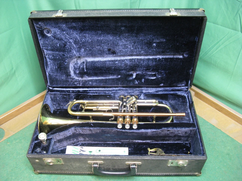 Trompeta Conn Victor 6B 1977 - Reacondicionada - Estuche Original y Conn 7C MP Foto 3 de 4