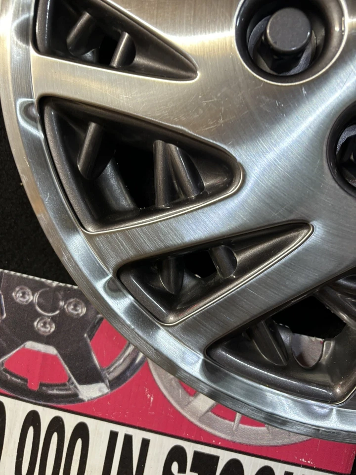 Dodge Caravan Shadow Lebaron 1993-95 15"" tapacubos plateado usado 1 carbón abolladuras OEM Foto 4 de 4