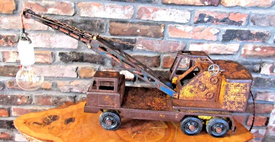 De colección Única Nylint Arte Metal Oxidado Grúa Camión Tractor Luz Lámpara de Mesa Regalo  Foto 2 de 4