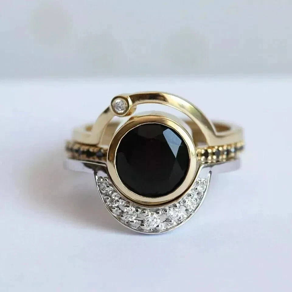 Conjunto de anillo trío de diamantes negros simulados de corte redondo de 3 quilates enchapado en oro amarillo de 14 k Foto 4 de 4
