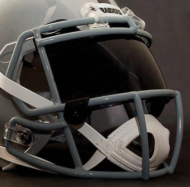Casco de fútbol americano auténtico GAMEDAY de Oakland Raiders NFL con protector ocular Oakley Foto 4 de 4