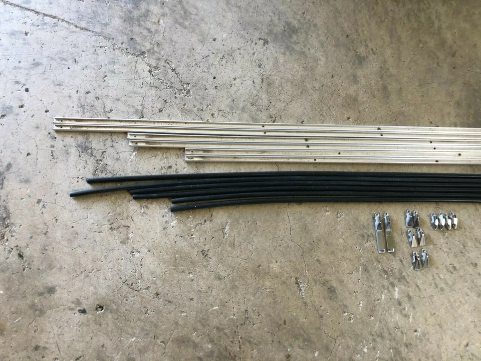 Datsun 610 techo rígido cupé moldura lateral. Foto 4 de 4