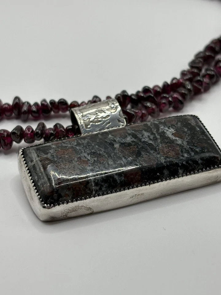Colgante Granate Rectángulo Alder Gulch Montana con Hilos de Doble Cuentas Ajustable Foto 2 de 4