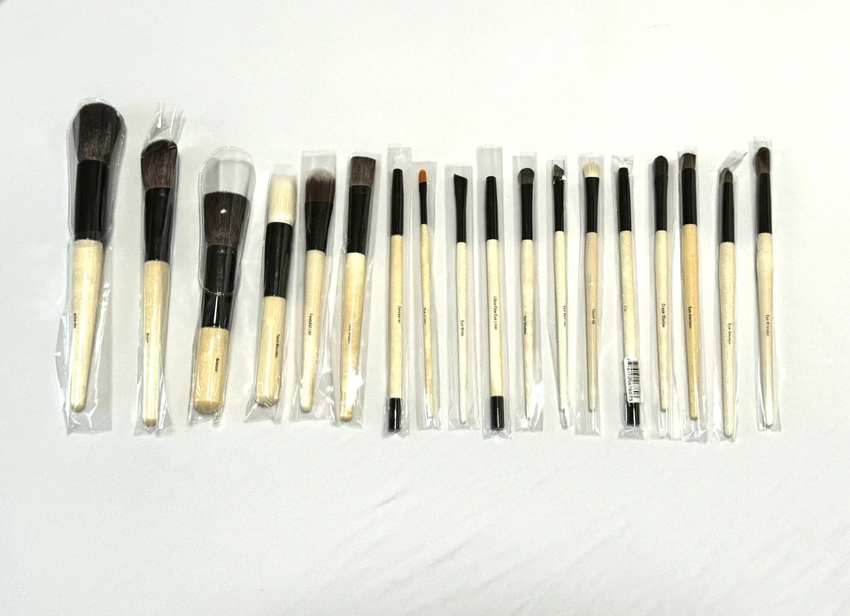 NEW BOBBI BROWN 18-PIECE MAKEUP BRUSH SET + LEATHER CASE $715 Value Powder Blush - Image 3 of 4