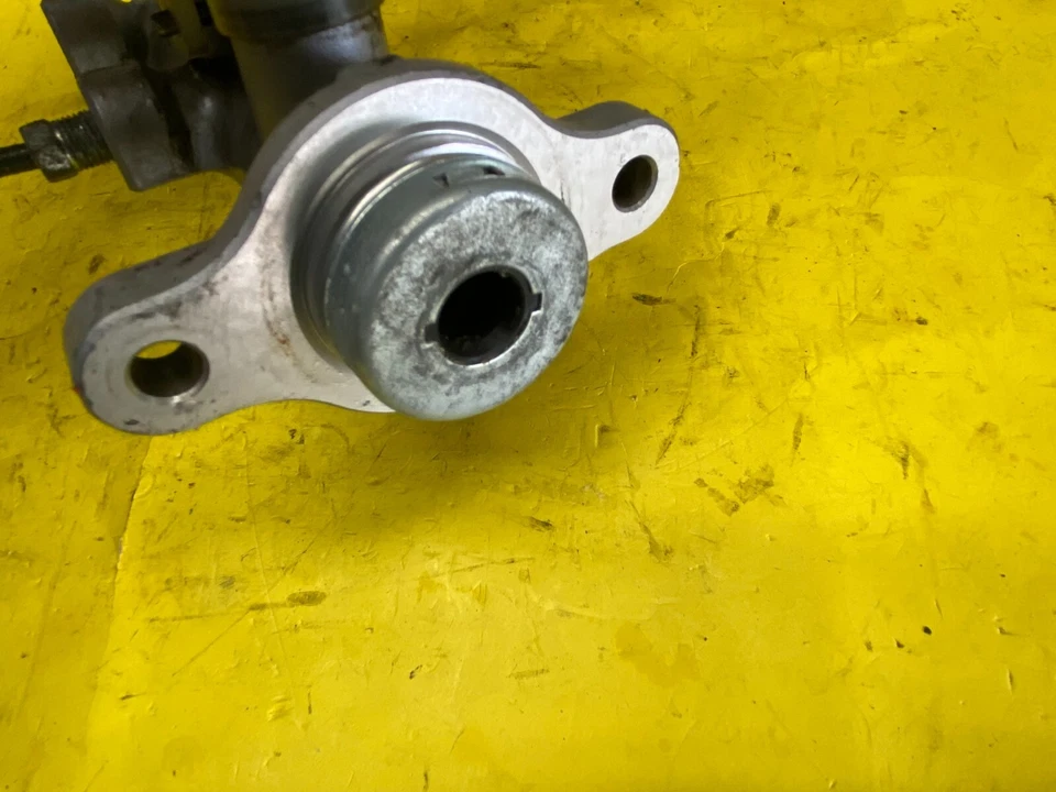 Cilindro maestro de freno Suzuki Forenza 2004-2008 2,0 L con tanque de depósito OEM Foto 3 de 4