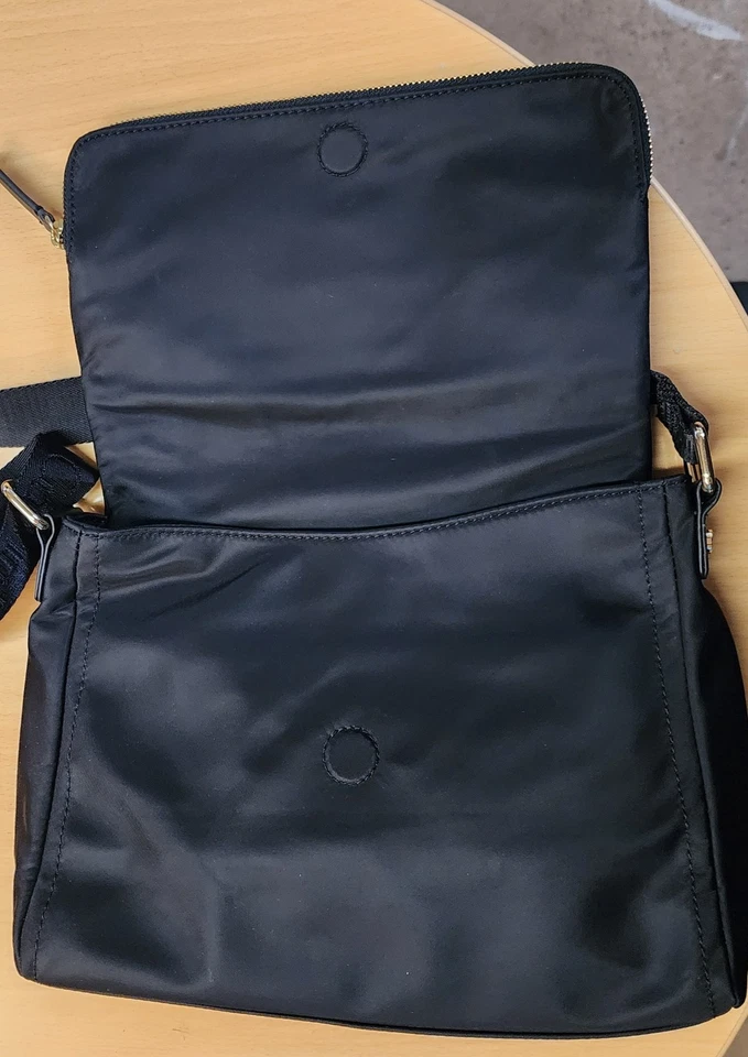 Cartera Bandolera Calvin Klein Negra Ajustable Cremallera Alrededor Cierre Magnético 12x8 Foto 4 de 4