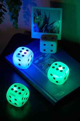 3 x Farbwechsel LED Würfel - Neuheit Geschenk beleuchtet 4,5 cm Neu im Karton Spielzimmer