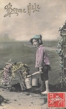 CP BONNE FETE ENFANT BONNET PIEDS NUS CIGARE BROUETTE FLEURS - 45566