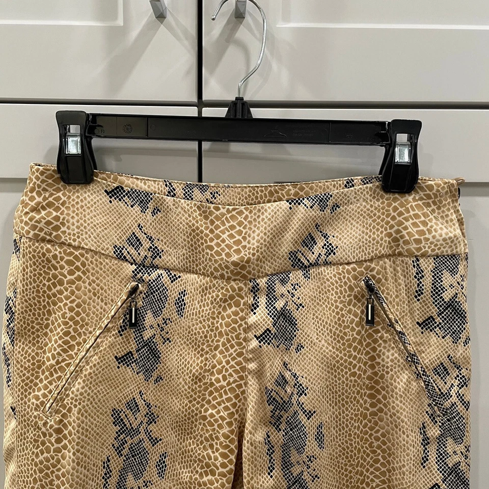Pantalones Cortos de Golf Jamie Sadock para Mujer 4 Pantalones Cortos de Rodilla Estampado de Serpiente Bronceados Skinnyliscious Foto 3 de 4