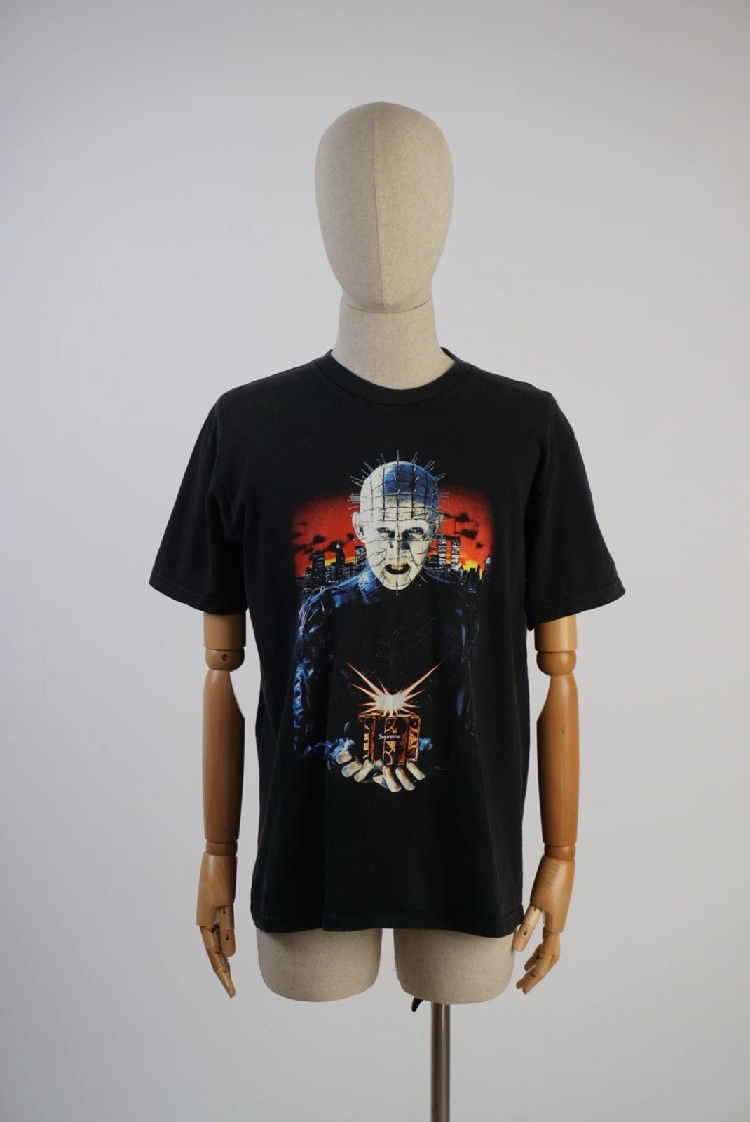 Tee shirt noir Supreme Hellraiser Hell on Earth SS18   Design tête d'épingle horreur