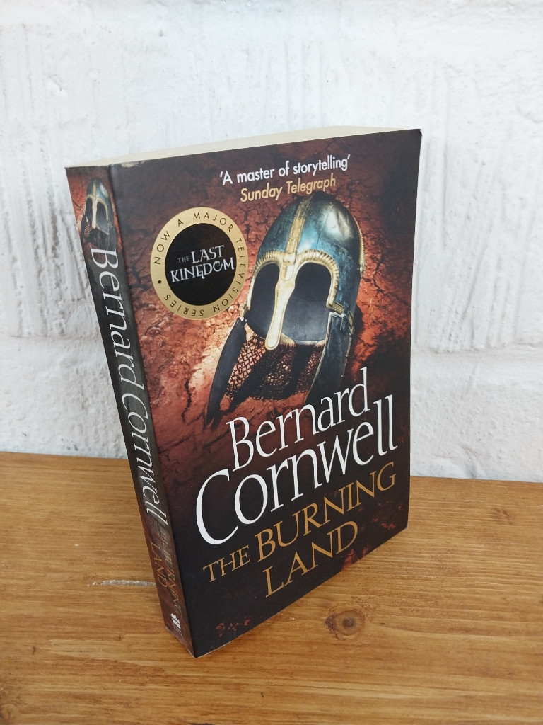 The Burning Land — Bernard Cornwell Paperback