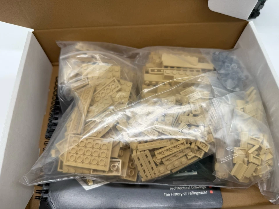 LEGO ARCHITECTURE - FALLINGWATER 21005 COMPLETE WITH MANUAL - Image 2 of 4