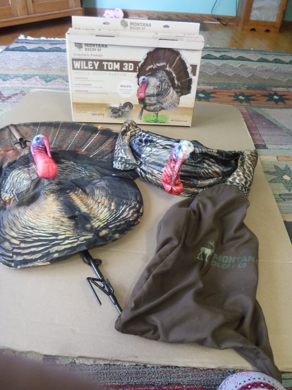 Montana decoy Wiley Tom. used a couple times.    excellent condition.  complete.