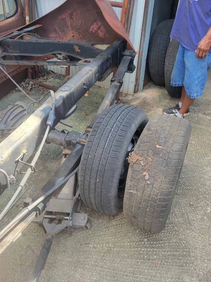 Camioneta pickup REO 1947 con asiento en un cuadro Chevy 1995, motor y transmisión automática. Foto 2 de 4