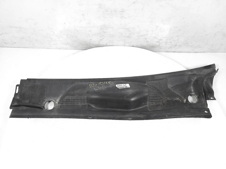 2000-2001 Toyota Camry Driver Windshield Cowl Vent Panel * -  Has A Cracked Tab - Image 2 of 4