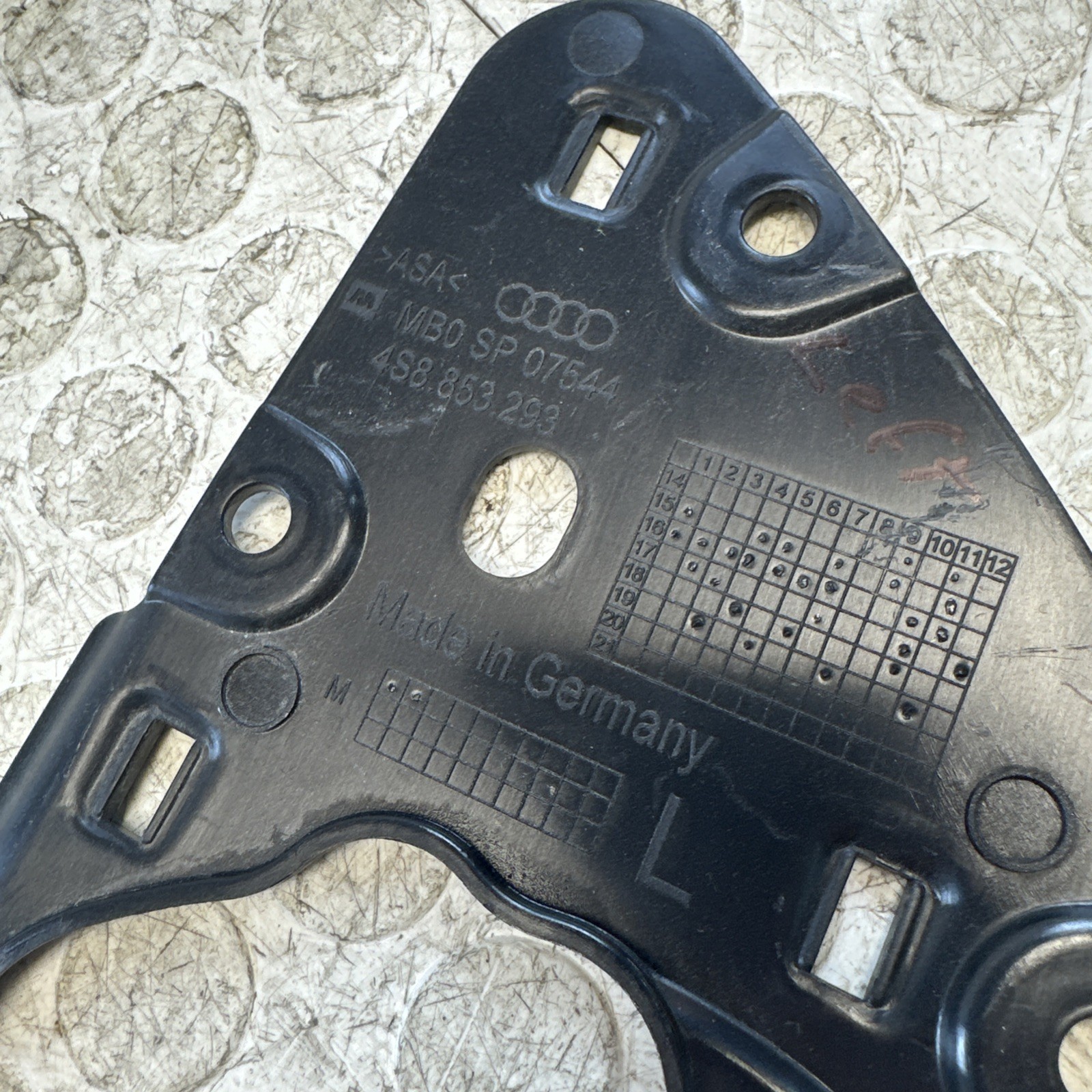 4S8853293  2017-2023 AUDI R8 LEFT UPPER BODY PANEL MOUNTING BRACKET Used OEM