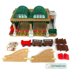 Fisher Price Thomas & seine Freunde Zug Holzeisenbahn Knapford Bahnhof Set ge...
