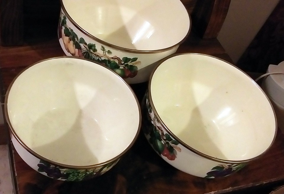 Lot of 3 Cookware Mixing Bowls Tabletops Unlimited Vitroceramic, Grapes