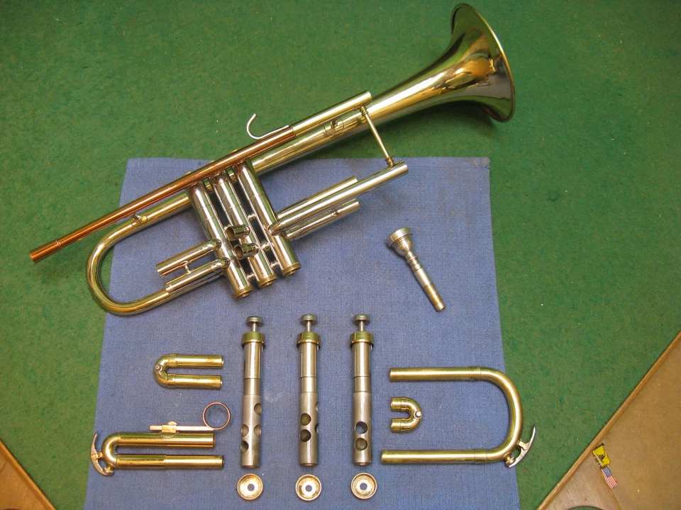 Trompeta Conn Victor 6B 1977 - Reacondicionada - Estuche Original y Conn 7C MP Foto 2 de 4