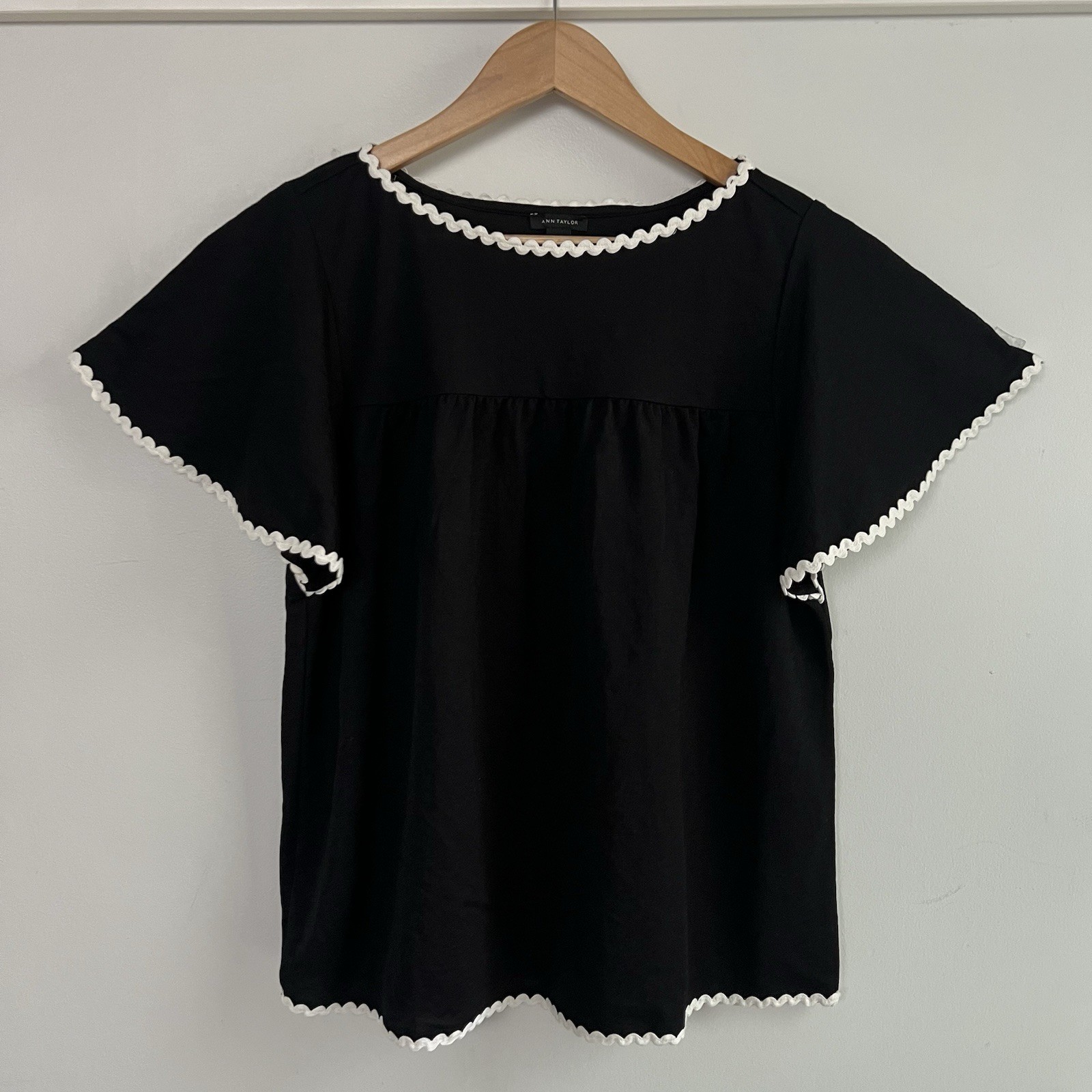 Ann Taylor Women’s S Small Black Boxy Short Sleeve Top with White Trim