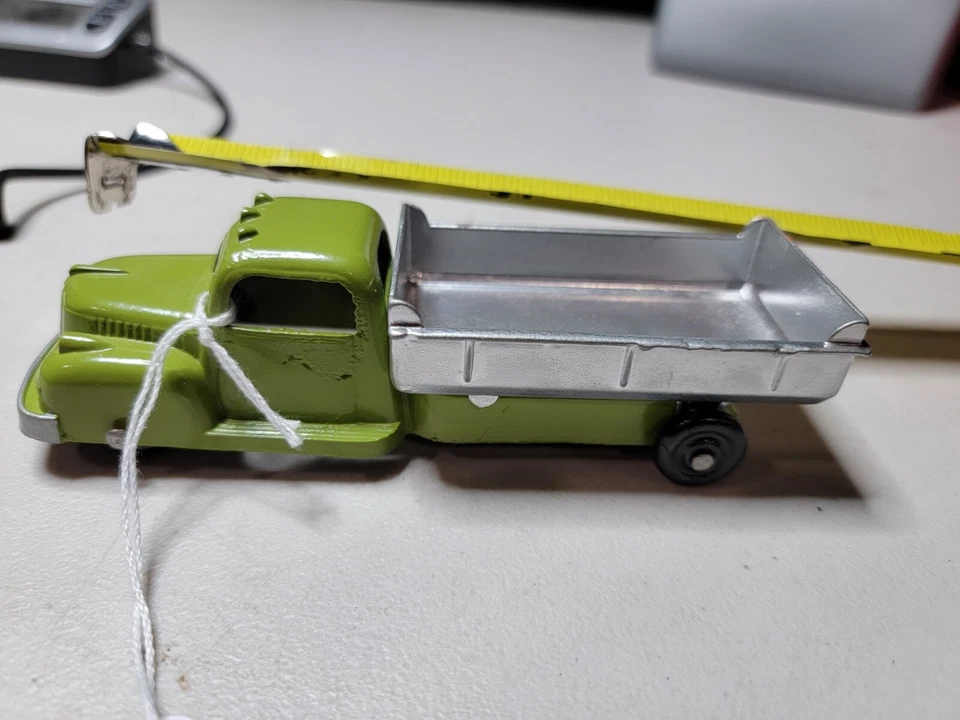 Camión de volteo TTb2 #676 International K5 Tootsietoy plateado y verde 6" repintado  Foto 3 de 4