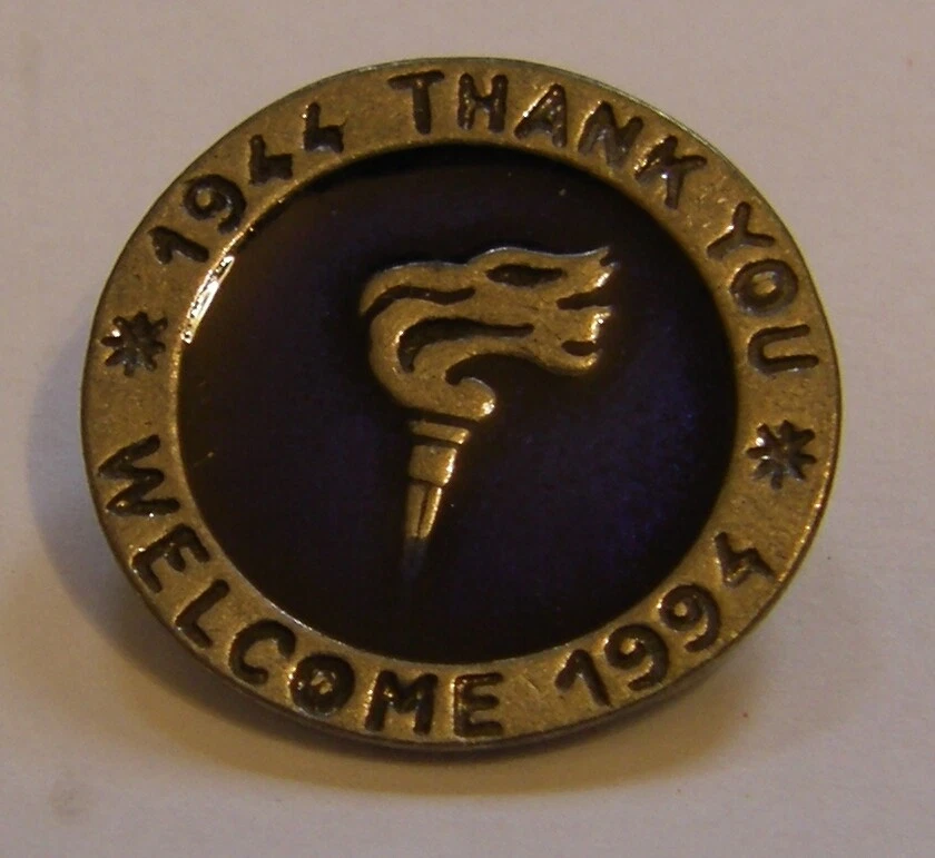 WW2 D DAY SET 3 vintage pins WELCOME THANK YOU FLAMING TORCH LIBERTY 50th 44 94  - Изображение 3 из 4