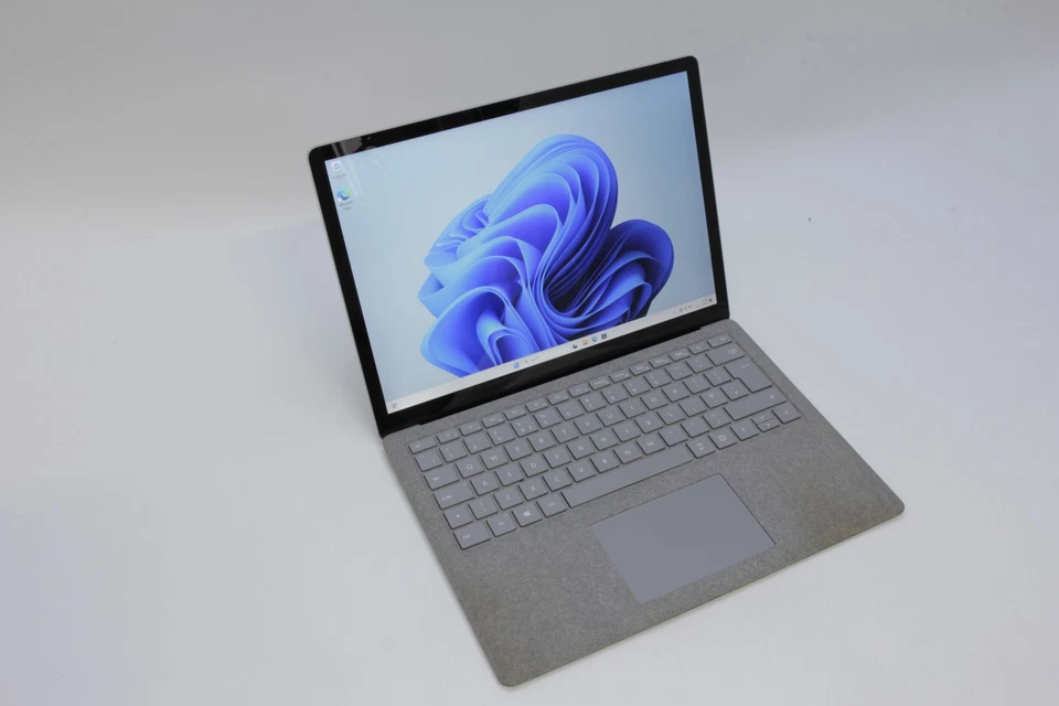 Microsoft Surface Laptop 1st Gen Touchscreen i5 7th Gen 8GB RAM 128GB SSD Win 11 - Image 3 of 4