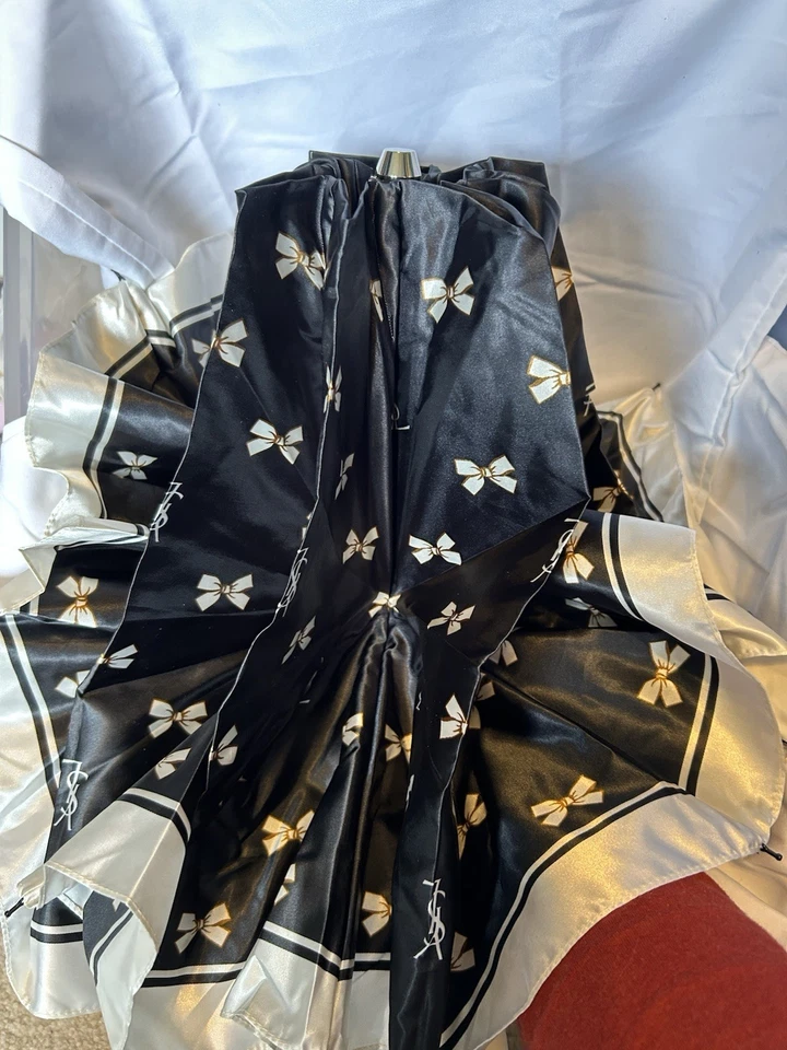 Guarda-chuva Yves Saint Laurent YSL arco chique preto branco - Imagem 3 de 4