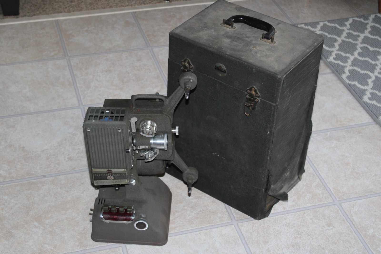 VINTAGE 1940 KODASCOPE SIXTEEN 20 WITH KODAK CASE MOVIE PROJECTOR 16 mm