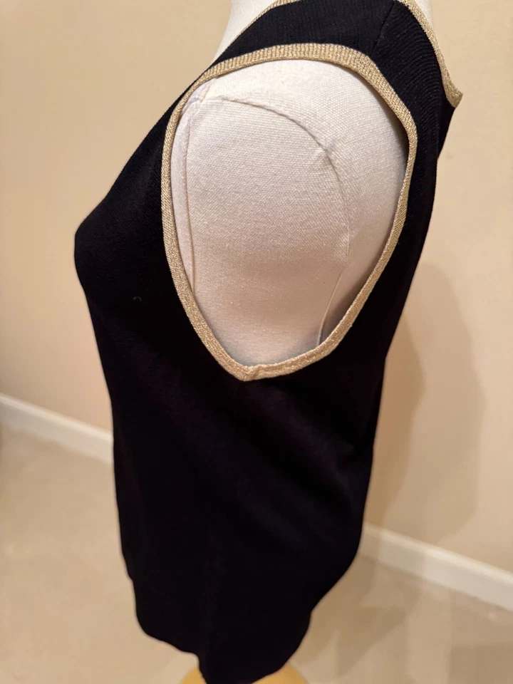 Camiseta sin mangas Doncaster para mujer tejida mediana mezcla de rayón cuello redondo negra con ribete dorado Foto 3 de 4