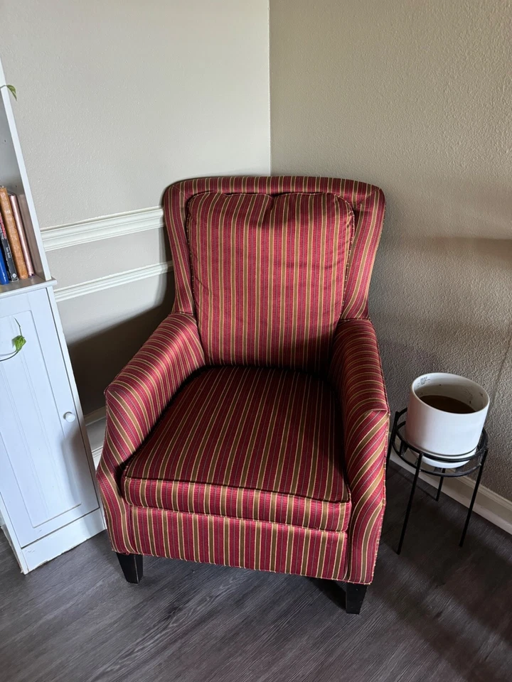 Dos sillas con respaldo de ala, apenas usadas Foto 2 de 3