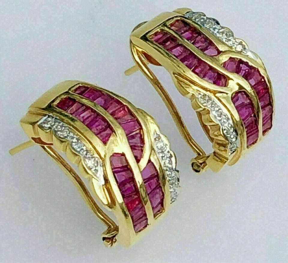 Pendientes de aro Huggie de rubí rojo corte baguette creados en laboratorio de 2 quilates de oro amarillo de 14 quilates FN Foto 3 de 4