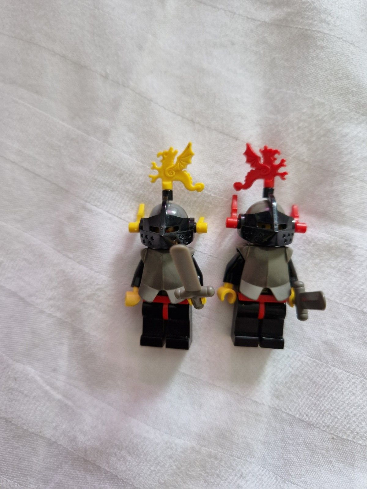 GENUINE LEGO VINTAGE CASTLE KNIGHTS cas168 AND cas166 VERY GOOD CONDITION