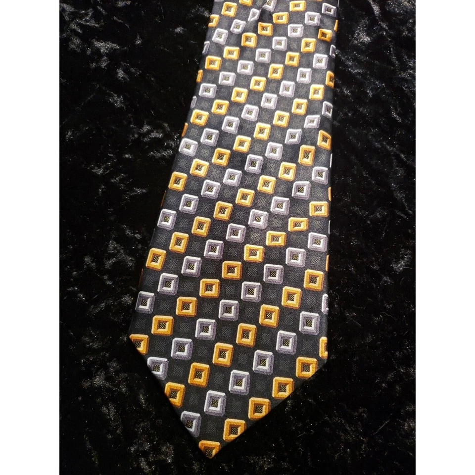 Corbata de cuello Kilburne and Finch para hombre cuadrados geométricos negra naranja gris ropa de carrera Foto 2 de 4