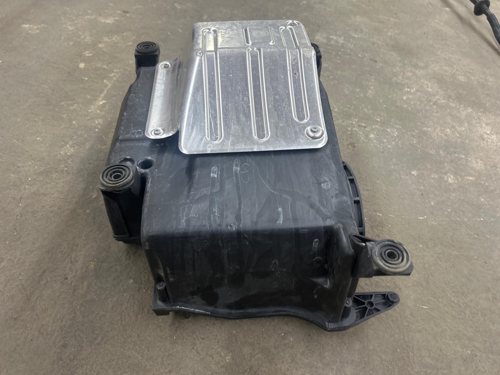 2014 - 2015 Audi R8 Air Filter Housing Intake Box RH Passenger 420133838M (MK)