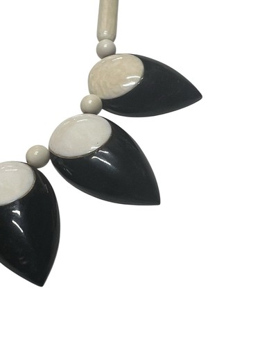Art Deco Galalith Carved Teardrop Bib Inlay Modernist NECKLACE & Earrings - 第 2/12 張圖片