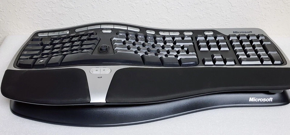 Microsoft Natural Wireless Ergonomic Keyboard 7000 & USB Dongle - FRENCH VERSION - Image 2 of 4