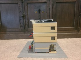 LEGO Creator Expert: Grand Emporium (10211 (Complete w/Manuals and Minifigs)