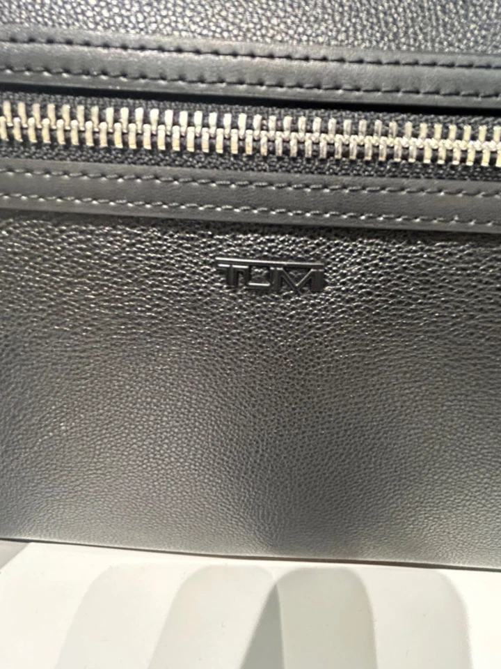 NEW Tumi OAKFIELD 100% Grain Leather Large Laptop Briefcase  - BLACK - Image 4 of 4