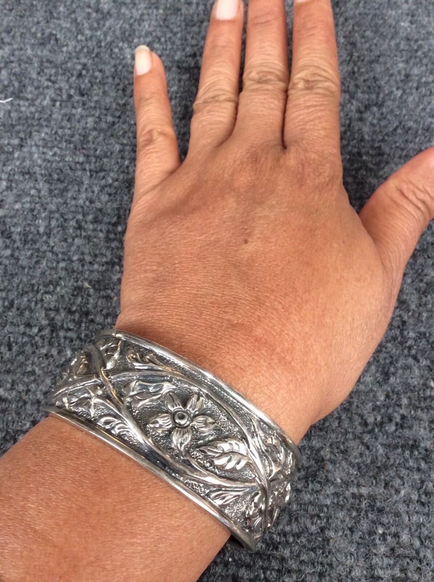 Silpada ハンマー打ち 925 シルバー ヴィンテージ カフブレスレット Stunning Silpada sterling silver 925 floral vine cuff bracelet no