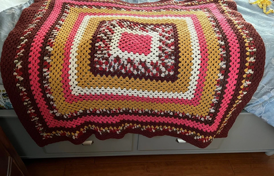 Manta hecha a mano de ganchillo borgoña afgana Cottagecore 47x47 pulgadas Foto 2 de 4
