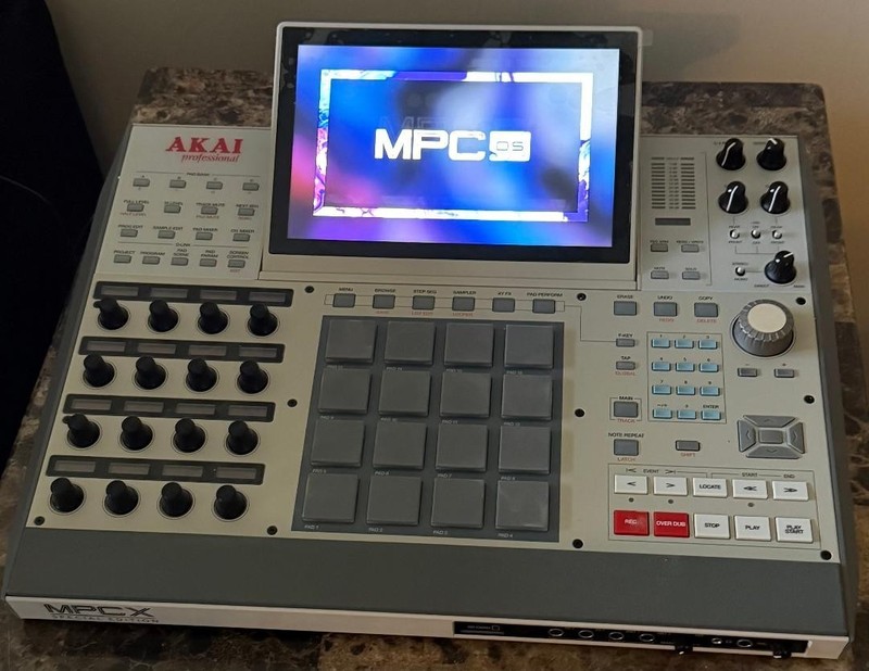 AKAI MPC X SE Special Edition MINT CONDITION! Original box and all accessories.