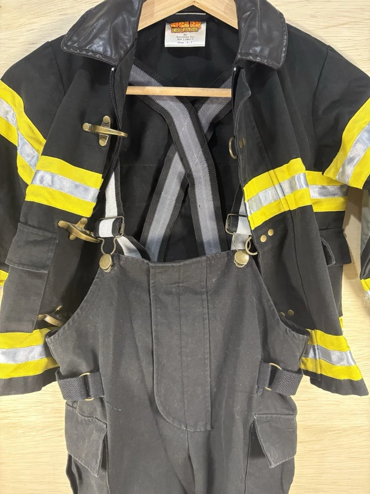 Uniforme/traje de bombeiro Get Real Gear incluindo calça, jaqueta, capacete, tamanho 2-3 - Imagem 3 de 4