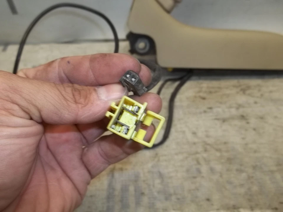 1998-2004 CADILLAC SEVILLE OEM СО СТОРОНЫ ВОДИТЕЛЯ ЛЕВЫЙ ПЕРЕДНИЙ РЕМЕНЬ БЕЗОПАСНОСТИ ПРЯЖКА ЗАЩЕЛКА - Изображение 2 из 4