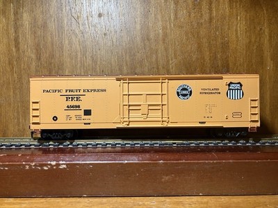 Mehano HO Pacific Fruit Express 50 Foot Box Car 