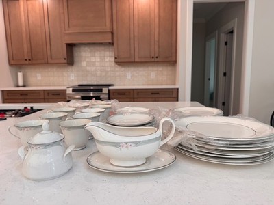 Royal Doulton China 5 piece Setting for 8