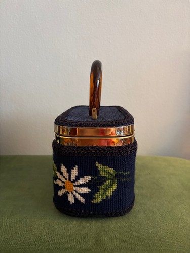 Mid century vintage JR Julius Resnick Needlepoint box purse lucite. EXCELLENT. - Picture 4 of 11