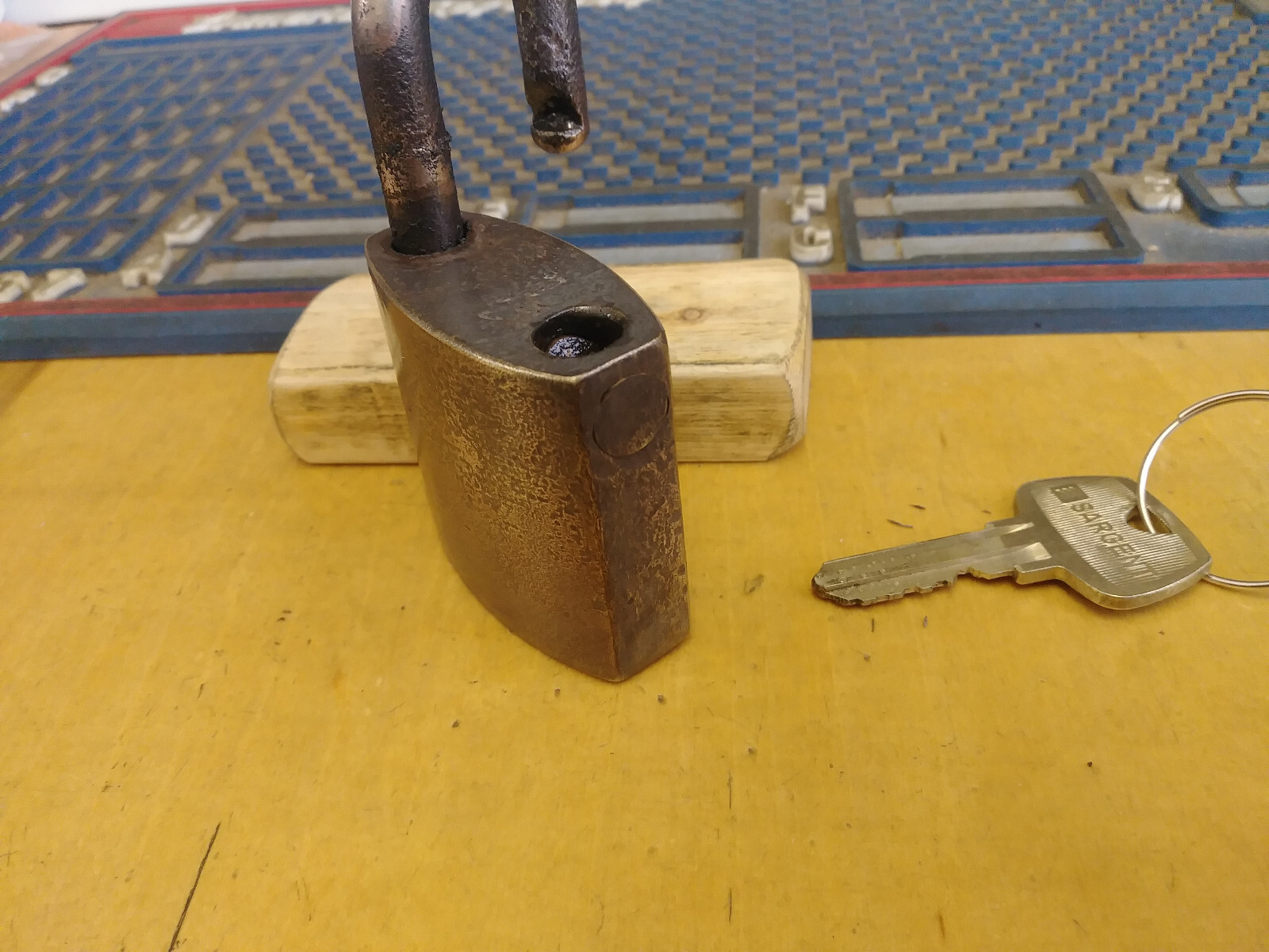 antique/vintage sargent padlock  new key padlock all original